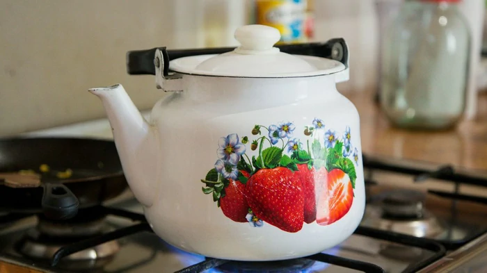 Der Kalk in Ihrem Wasserkocher wird verschwinden, als wäre er nie da gewesen: Sie brauchen dafür keinen Essig oder Backpulver, es gibt eine bessere Methode